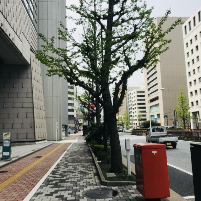 兼松ビルディング本館 ビル前面道路