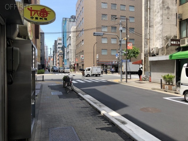 巴屋ビル ビル前面道路