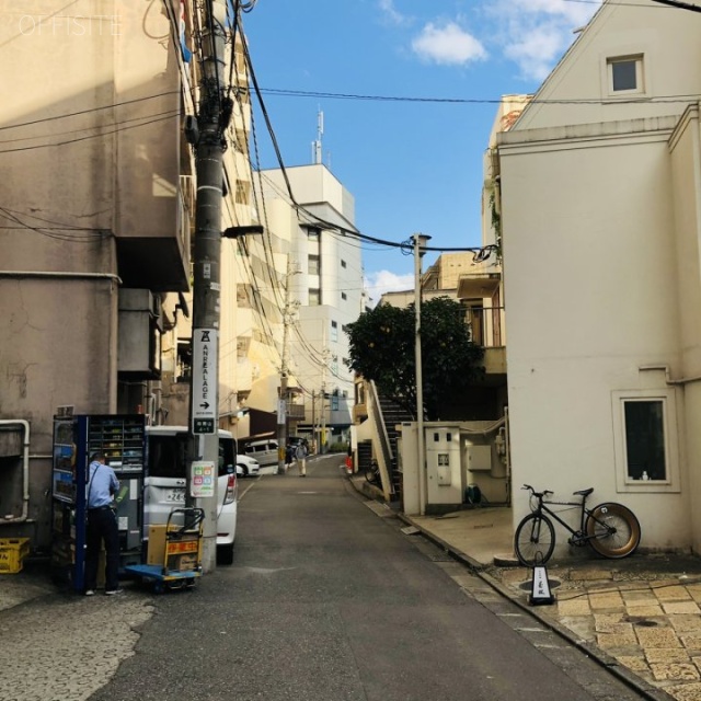 シンプル青山ビル ビル前面道路
