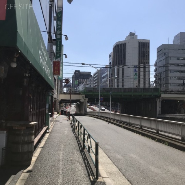 セイザ新宿 ビル前面道路