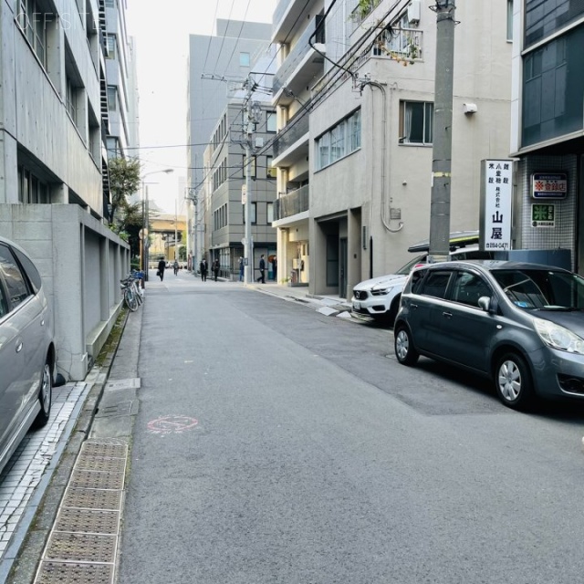 山屋ビル ビル前面道路