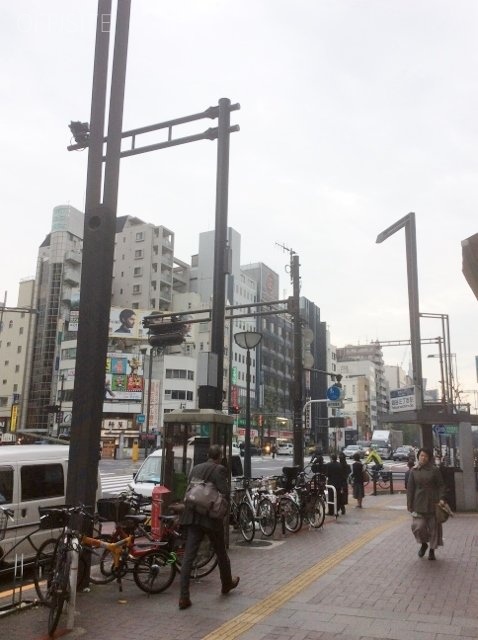 ロイクラトン四谷三丁目の青い空ビル ビル周辺道路