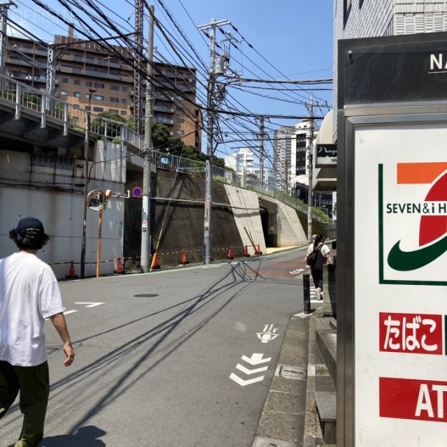 森ビル ビル前面道路