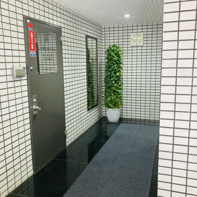 第二山内ビル エントランス