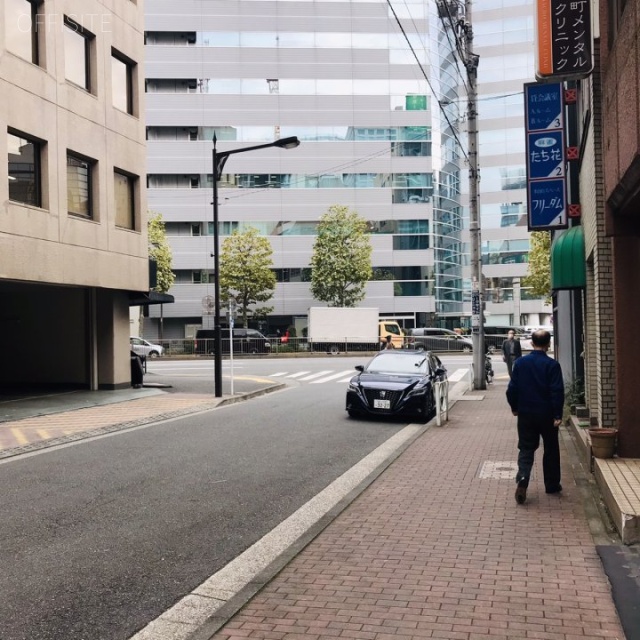 勝村ビル ビル前面道路