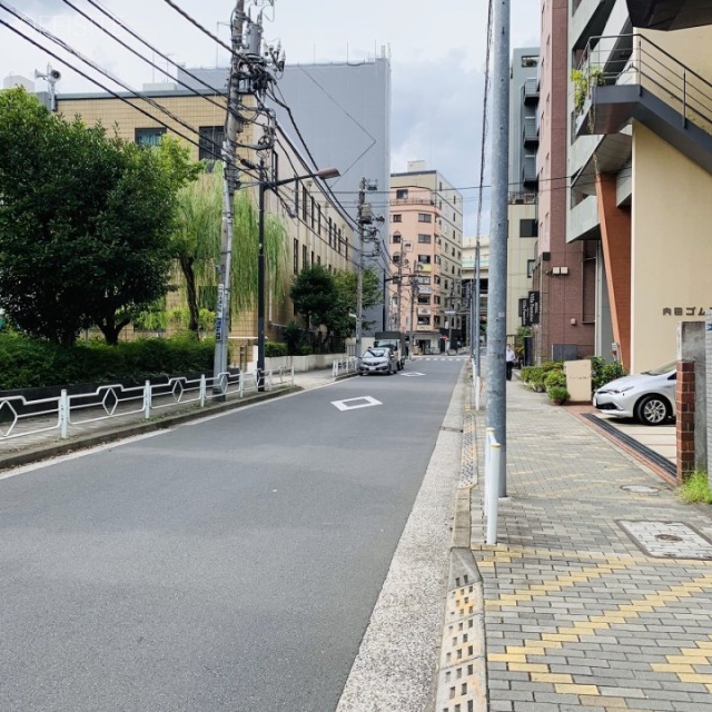 アソレイエ・オオタ　ビル前面道路