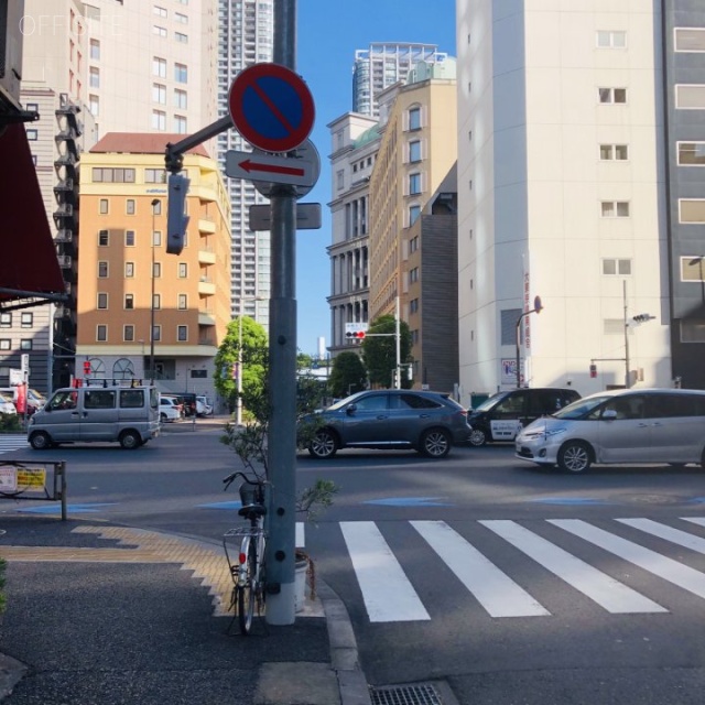 新橋ホリイビル ビル前面道路