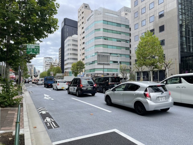 RBM築地スクエアビル 前面に新大橋通り