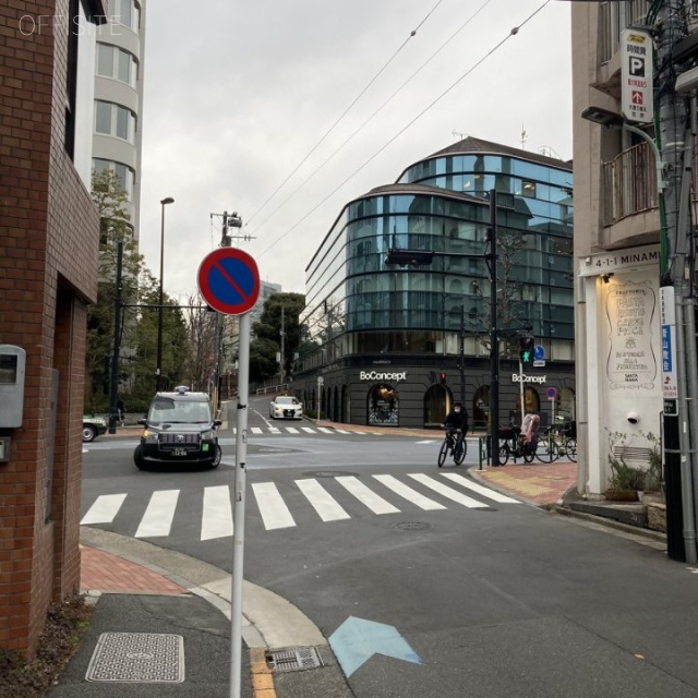 三恵ビル ビル前面道路