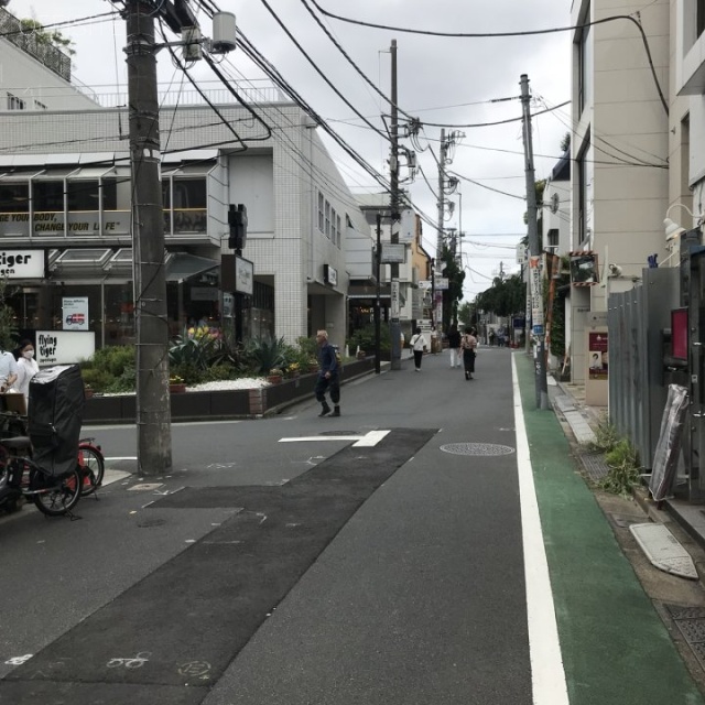 アオヤマアールナツノビル ビル前面道路