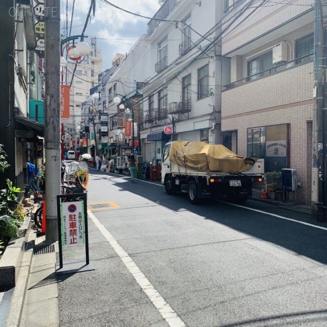 四谷マンション ビル前面道路