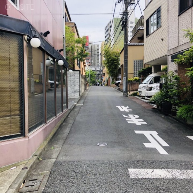 ライフロックスキューブビル ビル前面道路