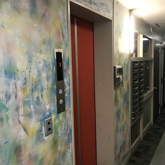 コマツローリエ エレベーター