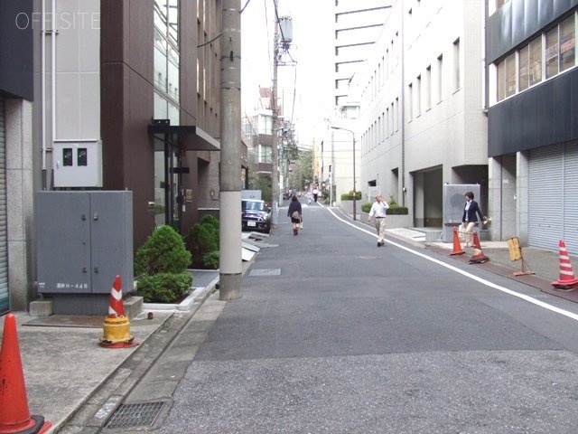 進盛ビル ビル前面道路