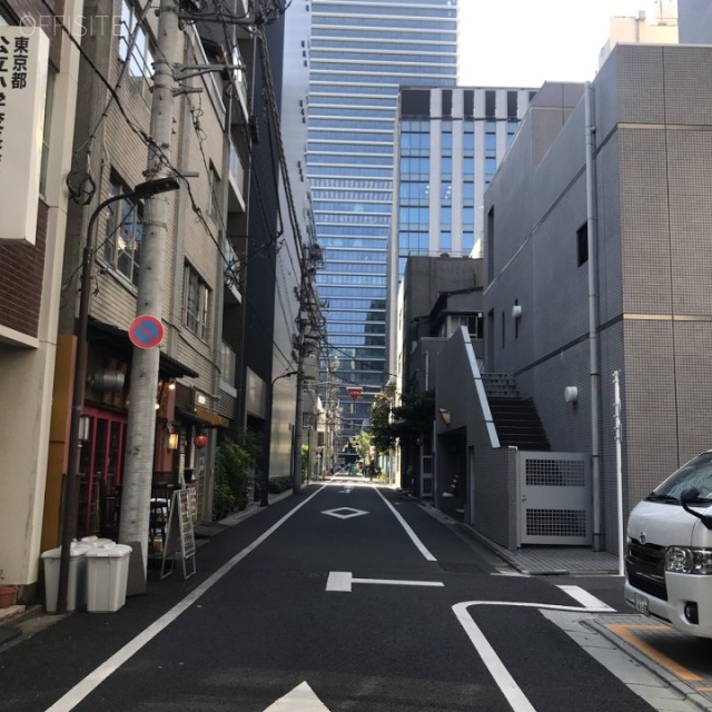 アパホテル(新橋虎ノ門) ビル前面道路