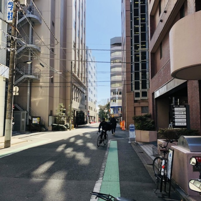 東洋新宿ビル ビル前面道路