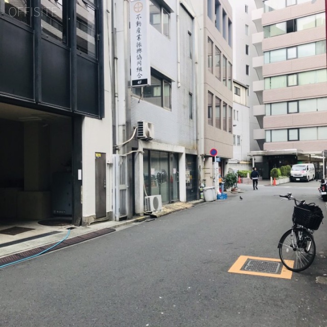 アソルティ西新宿 ビル前面道路