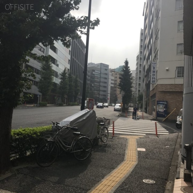 ハピネス・イン湯島 ビル前面道路