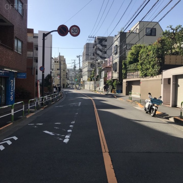 マック小石川コート ビル前面道路