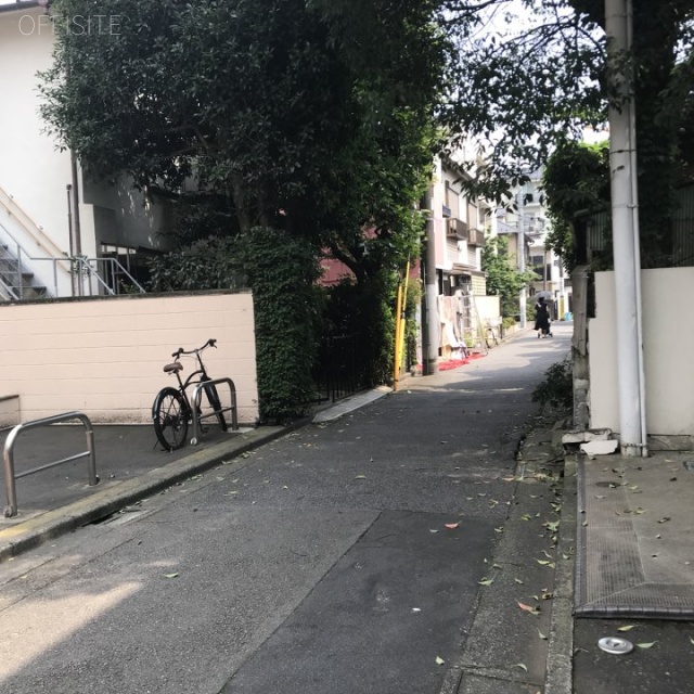 グランドステータス北新宿 ビル前面道路