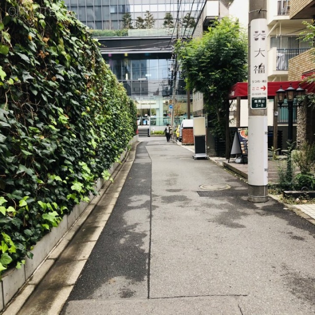 DeLCCS南青山 ビル前面道路