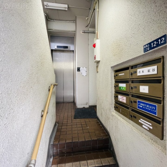 紅谷ビル エントランス