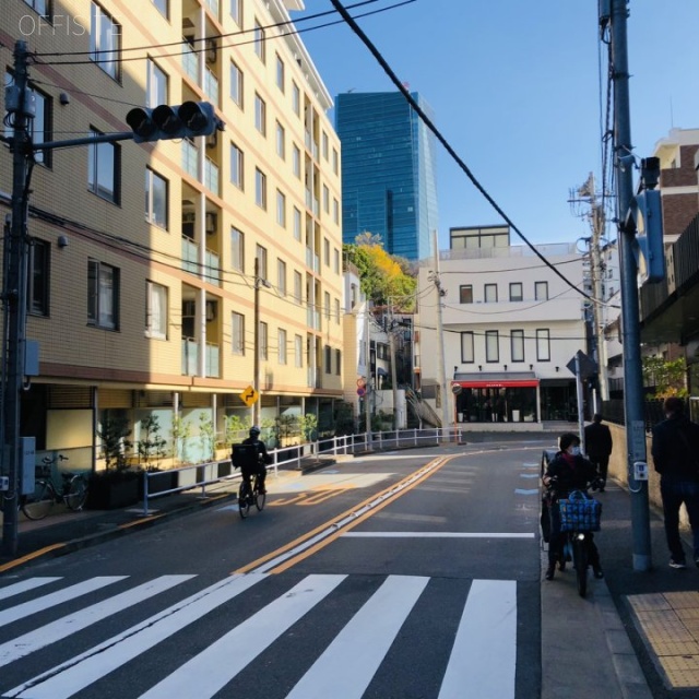 赤坂レジデンシャルホテル ビル前面道路