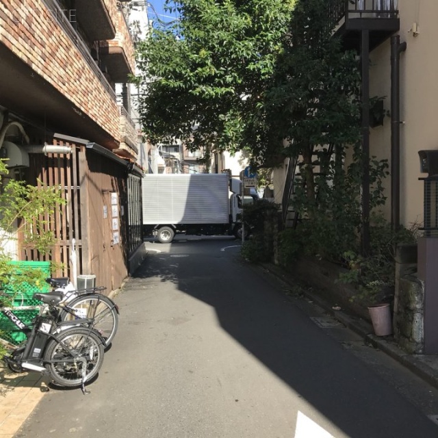 神山町ビル ビル前面道路