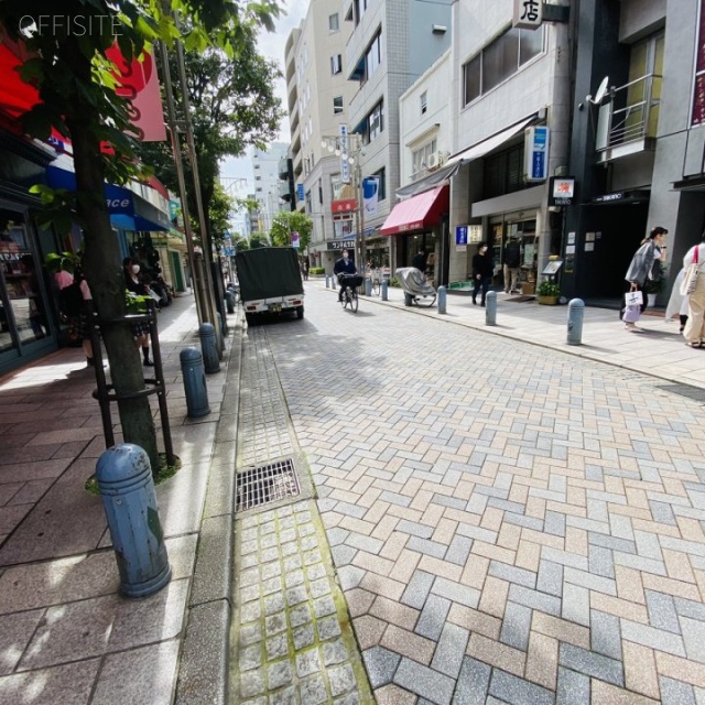 冨山房ビル ビル前面道路