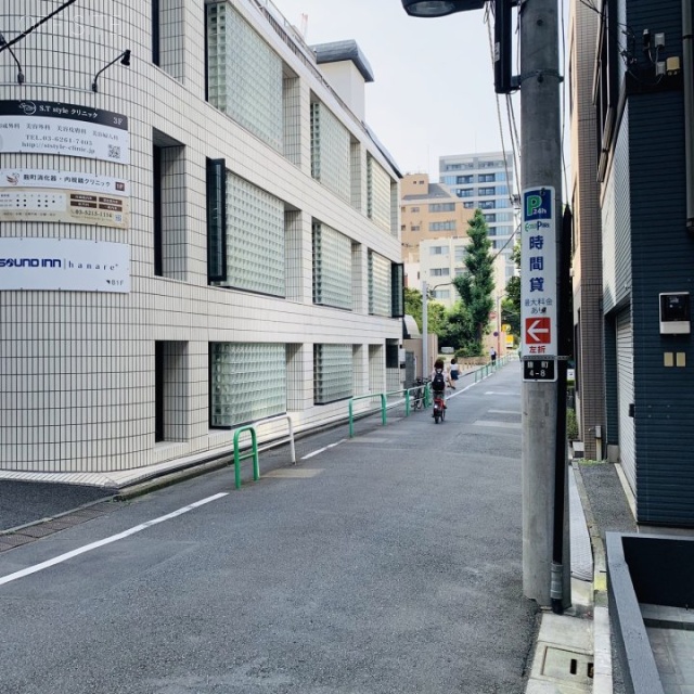 キャトルセゾン麹町 ビル前面道路