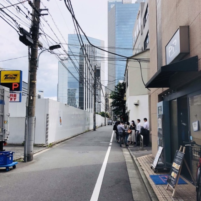 リードシー赤坂 ビル前面道路
