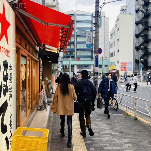 青ビル ビル前面道路