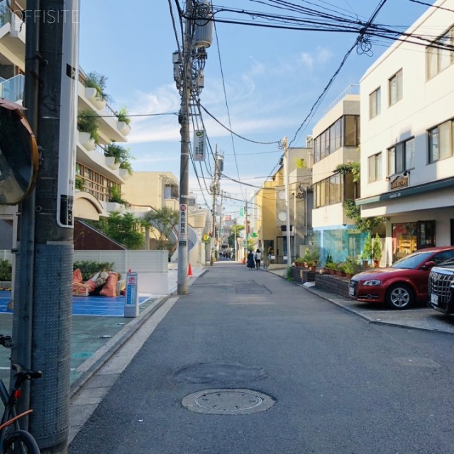 青山パークス ビル前面道路