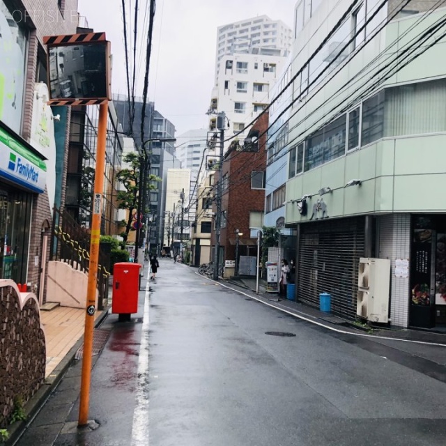TOMOEビル ビル前面道路