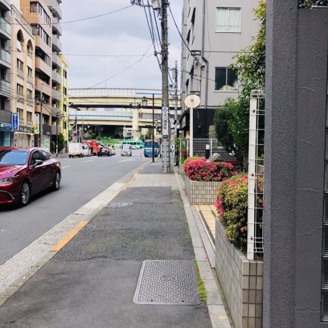 Rーstay AZABU ビル前面道路