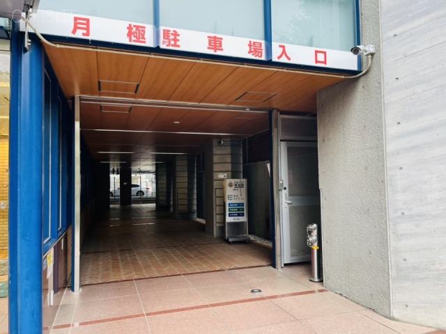 国立東加賀屋ビル　駐車場入り口