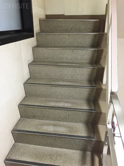 神宮前エヌエスビル 階段