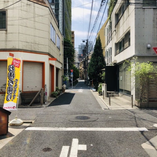 リード赤坂ビル ビル前面道路