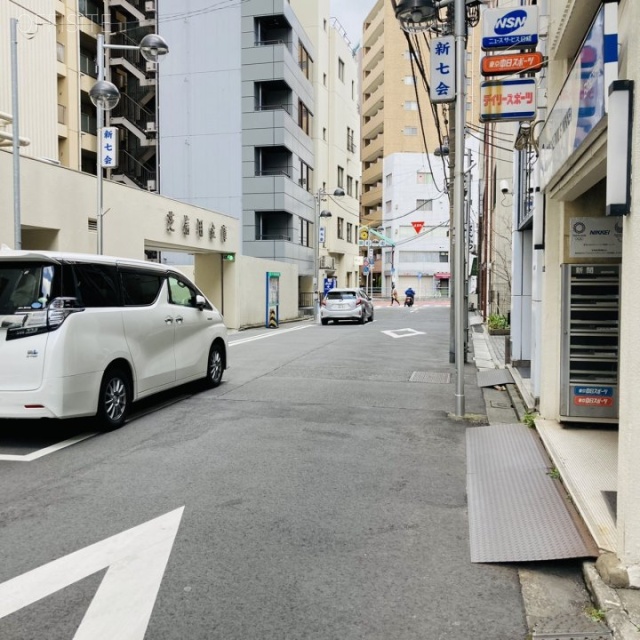 名雲ビル ビル前面道路