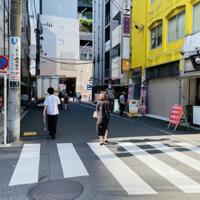 ジイドビル ビル前面道路