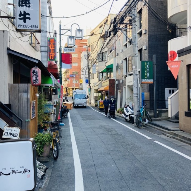 代々木PIビル ビル前面道路