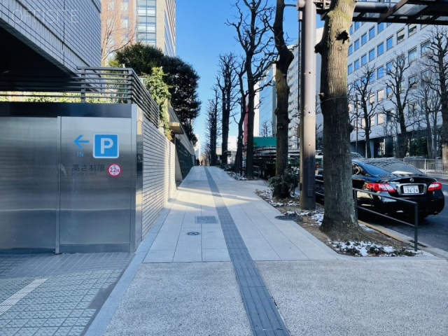 三番町渡辺ビル　前面歩道