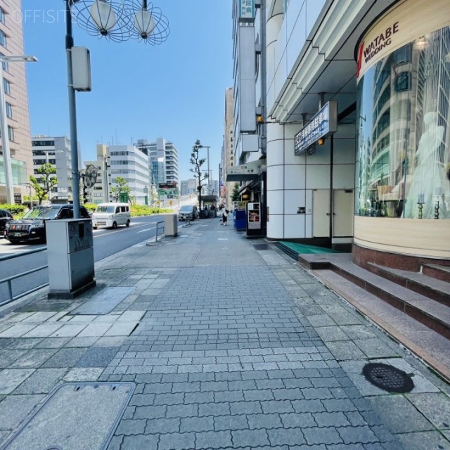 名駅ビルディング　前面歩道
