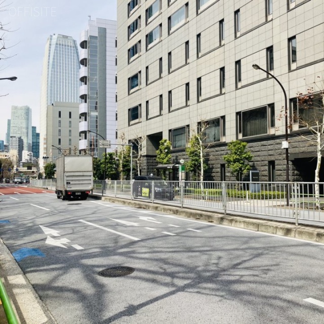 東京美術倶楽部ビルディング ビル前面道路