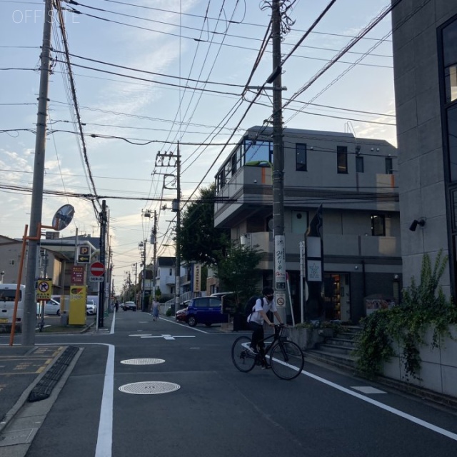 サンク成城 ビル前面道路