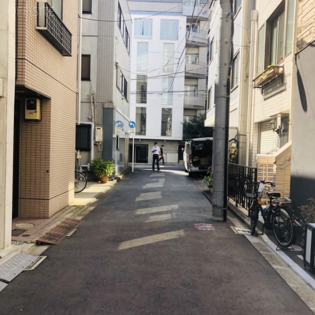 市瀬ビル ビル前面道路