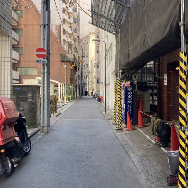 新宿旭ビルA館 側道(エントランス側)