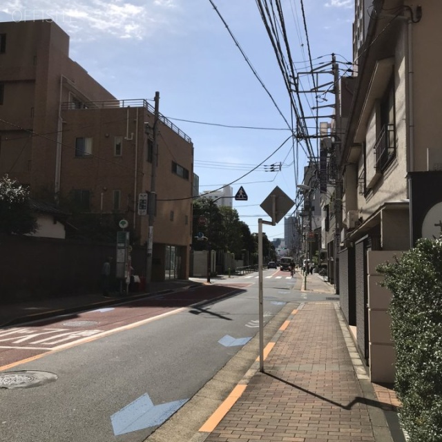 ブレアハウス ビル前面道路