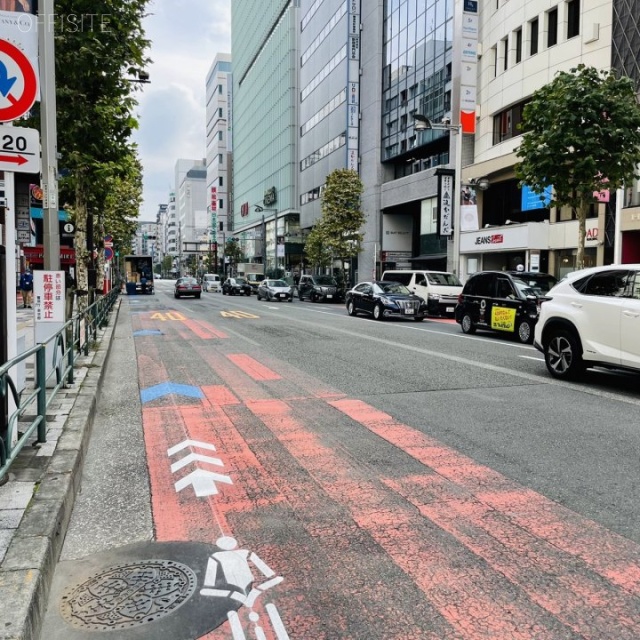 京王フレンテ新宿3丁目 ビル前面道路