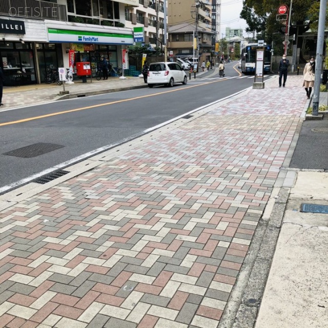 ジブラルタ生命市川ビル ビル前面道路